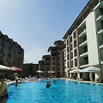 Pool Amadeus Lux Апартамент *